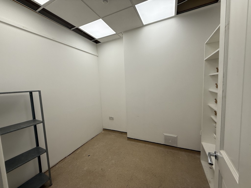 Lot: 5 - VACANT MIXED USE FOUR STOREY PROPERTY WITH FURTHER POTENTIAL - Office/treatment room 1